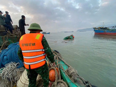 Tàu cá chìm lúc còn cách bờ 500 mét, 4 ngư dân may mắn được cứu sống