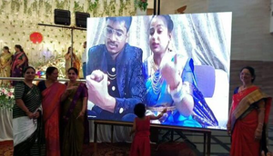 Chuyến bay bị hủy đột ngột, cặp đôi phải tổ chức đám cưới qua màn hình