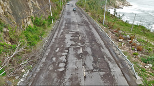 Đường ven biển đẹp nhất nối Gia Lai - Đắk Lắk dày đặc ổ voi, ổ gà sau mưa lũ