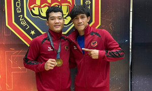 Học trò Nguyễn Trần Duy Nhất đấm gục võ sĩ Hàn Quốc sau 90 giây