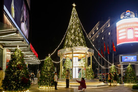 Trung tâm thương mại Hà Nội trang trí Giáng sinh bắt mắt, hút khách tham quan