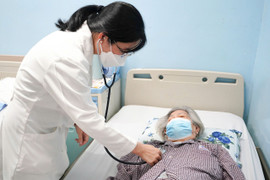 Căn bệnh nguy hiểm tấn công người cao tuổi trong thời tiết giao mùa