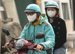 Chuyên gia: Hít thở không khí ngoài đường những ngày này tác hại ngang hút 2-8 điếu thuốc lá