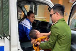 Công an dùng xe chuyên dụng đưa bé gái 1 tuổi đi cấp cứu 