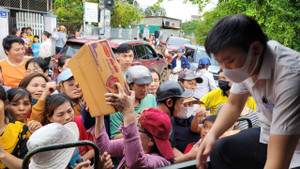 Acecook Việt Nam hỗ trợ 210.000 sản phẩm mì ăn liền cho người dân vùng lũ