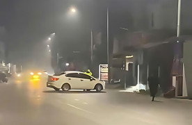 Bị kiểm tra nồng độ cồn, tài xế tăng ga hất văng CSGT lên nắp capo rồi bỏ chạy