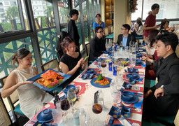 Trước Giáng sinh nửa tháng, nhà hàng ở TP.HCM đã kín khách đặt chỗ