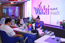 Khách hàng vỡ oà khi trúng vàng từ 'Tiết kiệm Vikki – trúng vàng ký'