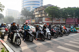 Dòng xe dừng 'thẳng như kẻ chỉ' chờ đèn đỏ trên tuyến phố Hà Nội lắp camera AI