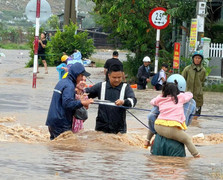 Mưa lớn gây ngập sâu một số nơi ở Khánh Hòa, nhiều trường phải học online