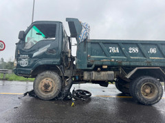 Vượt đèn đỏ, hai thanh niên thương vong sau va chạm với xe tải