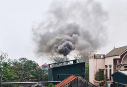 Khói đen xả thẳng lên trời, ruộng đồng vẫn đỏ lửa giữa ngày ô nhiễm đỉnh điểm