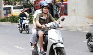 Không gửi được xe máy điện, mỗi ngày tôi dắt lên tầng 4 nhà tập thể cũ 