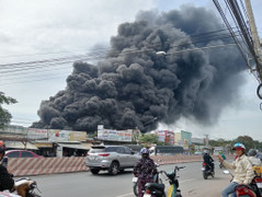 Cháy lớn tại công ty sản xuất mút xốp ở TP.HCM, cột khói cao cả trăm mét