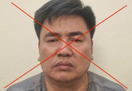 Xin bỏ qua vi phạm không được, tài xế đẩy CSGT vào đầu xe tải