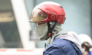 Hà Nội ô nhiễm không khí thứ 3 thế giới, người dân che kín mặt đối phó bụi mịn