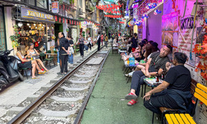 Chuyên gia chỉ ra gốc rễ của tình trạng lấn chiếm vỉa hè, lòng đường ở Hà Nội