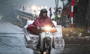 Hà Nội mịt mù sương kèm bụi mịn, người dân vật lộn với rét và ô nhiễm