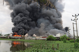 Khói lửa bao trùm công ty giày da rộng nghìn mét vuông ở Hải Phòng