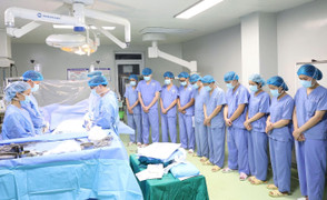 Nhân viên y tế cúi đầu tri ân người hiến tạng