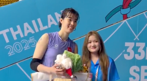 Tuyển bóng chuyền nữ Malaysia chờ 20 phút để chụp ảnh cùng ngôi sao Việt Nam