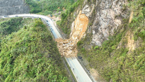 Sạt lở Quốc lộ 6 qua Phú Thọ, nghi 2 xe máy bị vùi lấp