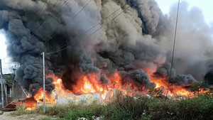 Cháy lớn tại công ty gỗ rộng 1.000 m² ở TP.HCM