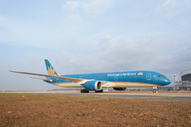 Cận cảnh máy bay lớn nhất Việt Nam hạ cánh xuống sân bay Long Thành