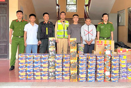 Bắt tài xế ô tô vận chuyển trái phép 345kg pháo nổ