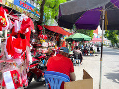 Tiểu thương ở TP.HCM 'đỏ mắt' chờ khách mua đồ trang trí Noel