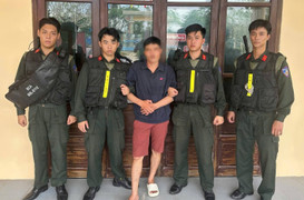 Khống chế kẻ 'ngáo đá' cầm hung khí cố thủ trong nhà, liên tục doạ tự tử