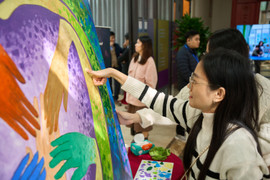 Giới trẻ hào hứng sáng tạo tại triển lãm nghệ thuật tương tác