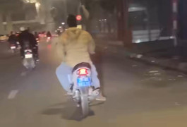 Xử phạt người đàn ông đầu trần lái xe máy biển xanh lao vut vút trên phố Hà Nội