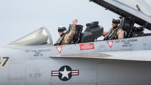 Phi công phụ của máy bay chiến đấu làm gì khi 'tử chiến trên không'?