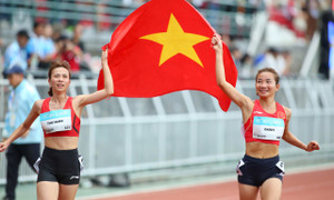 Đồng đội nói lời bất ngờ, Nguyễn Thị Oanh ngỡ ngàng rơi nước mắt