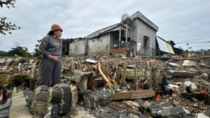 Dân bỏ tiền dựng bờ kè giữ đất, sóng dữ cuộn trào phá tan hoang