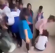 Nữ sinh lớp 8 bị nhóm bạn đánh hội đồng trong trường học, hiệu trưởng nói gì?