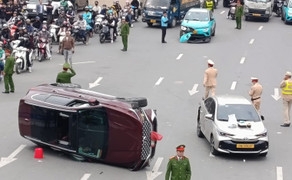 Ô tô lật nghiêng sau tai nạn liên hoàn, tài xế có biểu hiện lạ