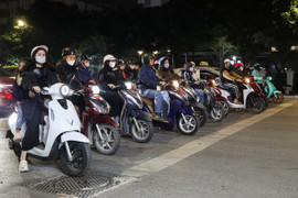 Đêm lạnh đường vắng, người Hà Nội vẫn kiên nhẫn chờ đèn đỏ đều tăm tắp