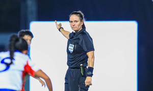 Tuyển nữ Việt Nam thua ấm ức, HLV Mai Đức Chung nói 'trọng tài rất kém'