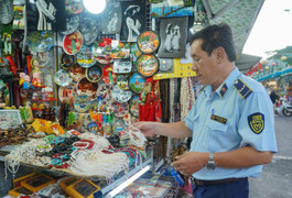 Khánh Hòa: Hơn 120 hộ kinh doanh tại chợ đêm 'nói không' với hàng lậu
