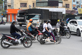 Cảnh giao thông hỗn loạn tại nút giao chưa được lắp camera AI ở Hà Nội