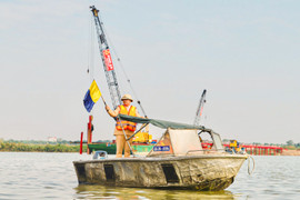 CSGT điều tiết tàu thuyền qua khu vực thi công 3 cây cầu vượt sông Hồng