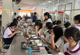Suất ăn 38.000 đồng bị tố ít, trường nói học sinh có thể mua thêm thức ăn