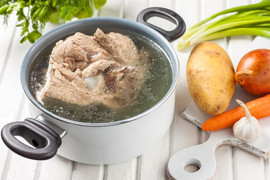 Có nên dùng nước luộc thịt để nấu canh?