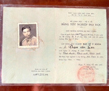 Tấm bằng đại học Y gần 60 năm tuổi và câu chuyện về một bác sĩ quân y