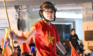 CĐV nhí theo chân bố mẹ xuống phố, chung niềm vui chiến thắng của U22 Việt Nam