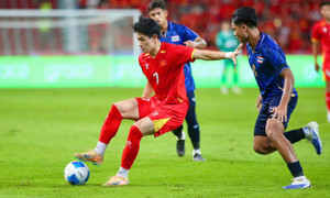 Báo Thái Lan: HLV Kim Sang-sik chơi 'canh bạc mạo hiểm' xoay chuyển trận đấu