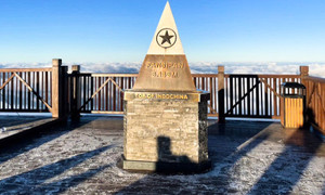 Nhiệt độ giảm xuống 0°C, băng trắng xuất hiện trên đỉnh Fansipan