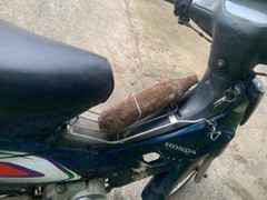 Nhặt được vật nghi giống đạn, người đàn ông đem đến trụ sở Công an giao nộp